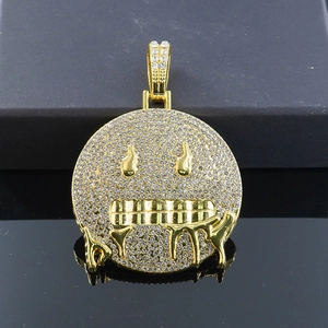 Détail du pendentif smiley fondant avec placage en or et oxydes de zirconium brillants