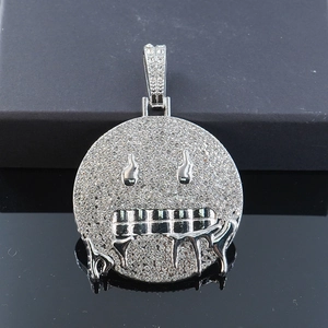 Vue détaillée d'un pendentif smiley hip-hop argenté serti de zircons brillants