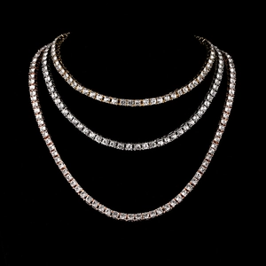 Trois rangées de colliers tennis or, argent et or rose avec oxydes de zirconium sur fond noir