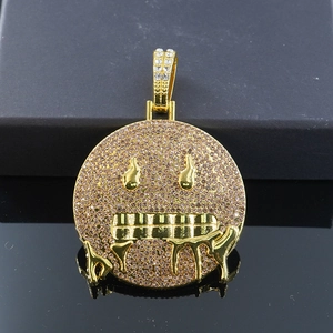 Macro d'un pendentif smiley fondant hip hop doré orné de zircons de couleur champagne
