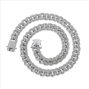 Détail de la chaîne cubaine argentée avec strass de 13 mm et boucle carrée style hip hop