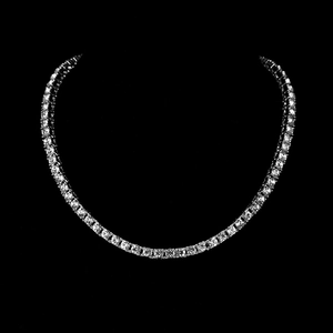 Gros plan d'un collier tennis scintillant avec cristaux ronds sur un fond noir profond