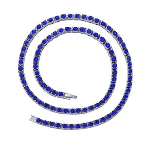 Gros plan du collier tennis argenté avec zircons bleu foncé ronds et sertissage à griffes