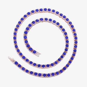 Détail de la chaîne tennis en or rose sertie de cristaux bleu foncé et fermoir sûr