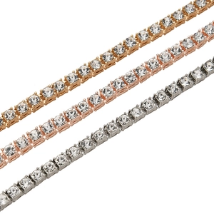 Détail de colliers tennis en or, argent et or rose avec sertissage à griffes carrées