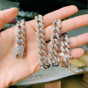 Détail de la chaîne cubaine argentée de 13 mm avec strass étincelants et fermoir carré