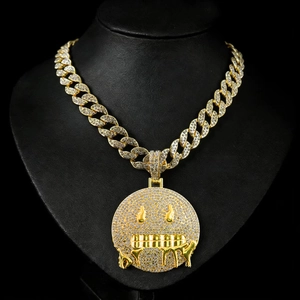 Collier chaîne cubaine dorée hip-hop avec un grand pendentif smiley givré fondant