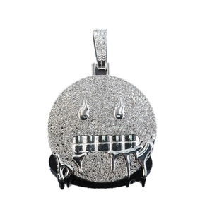 Pendentif smiley style hip hop avec cristaux blancs et finition argentée