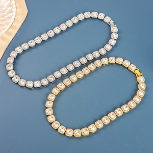 Détails de colliers tennis carrés en or et argent avec des cristaux brillants et luxueux