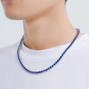 Gros plan détaillé d'un collier tennis argenté orné de zircons cubiques bleu vif