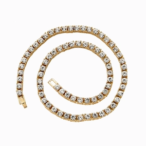 Collier tennis élégant plaqué or avec cristaux étincelants sur un fond blanc neutre