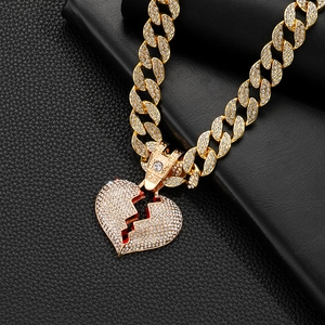 Macro del ciondolo a cuore spezzato hip hop con diamanti e dettaglio catena cubana