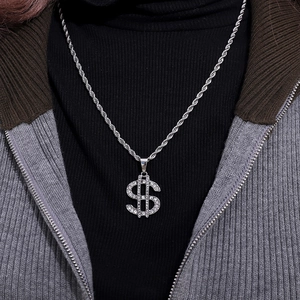 Détail macro d'un pendentif dollar serti de cristaux avec chaîne torsadée sur un mannequin