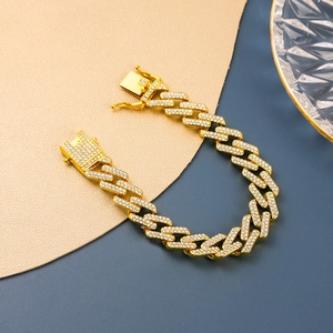 Detaillierte Makroansicht des goldenen Panzerarmbands mit eisbesetztem Diamantbesatz