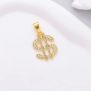 Détail d'un pendentif signe dollar hip-hop serti de pierres de zircone blanches