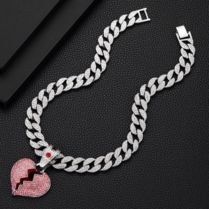 Dettaglio della catena cubana in argento con pendente a cuore spezzato rosa e cristalli