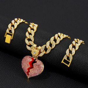 Collana cubana d'oro hip-hop con ciondolo a cuore spezzato ghiacciato su pelle nera