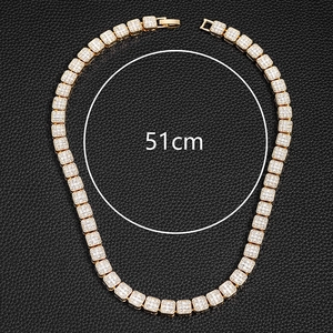 Détail du collier chaîne cubaine dorée serti de pierres avec mesure de 51 cm de long