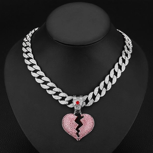 Collana hip hop cubana argentata con un ciondolo a forma di cuore rotto rosa ghiacciato