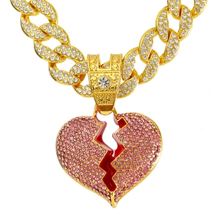 Collana a catena cubana dorata hip hop con un grande ciondolo a cuore spezzato