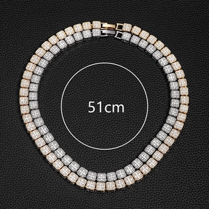 Détail du collier chaîne cubaine de 51 cm avec maillons carrés et zircons pavés brillants