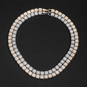 Détail de colliers tennis dorés et argentés avec maillons carrés sertis sur cuir noir