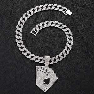 Détail de la chaîne cubaine hip hop avec pendentif cartes de poker serti de strass