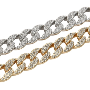Gros plan de colliers cubains hip hop en or et argent avec strass AAA scintillants