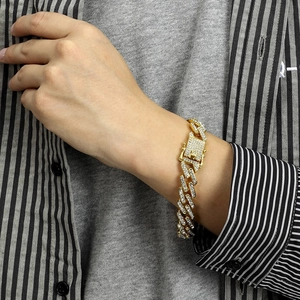 Détail d'un bracelet gourmette cubaine de 12 mm en plaqué or avec cristaux de hip-hop