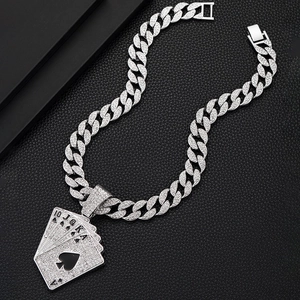 Vue détaillée d'une chaîne cubaine glacée et d'un pendentif de cartes de poker brillants