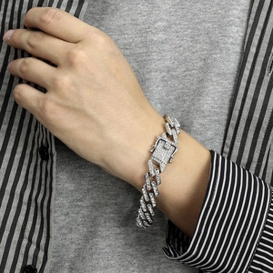 Bracelet cubain argenté serti de strass porté au poignet au style hip hop urbain