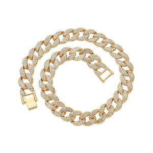 Chaîne cubaine dorée style hip hop sertie de strass brillants sur fond blanc