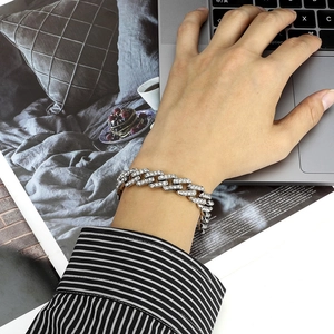 Bracelet gourmette cubaine argentée de 12mm avec cristaux brillants sur un poignet