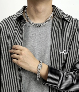 Détail du collier et bracelet Cuban link 12mm en argent sertis de zircons sur mannequin homme