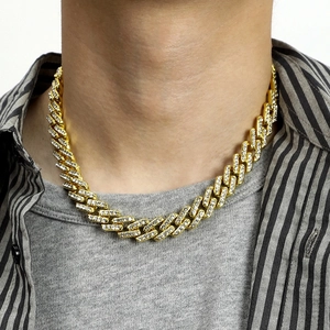 Détail d'une chaîne cubaine de 12 mm en or avec zircons cubiques pour hommes style hip hop