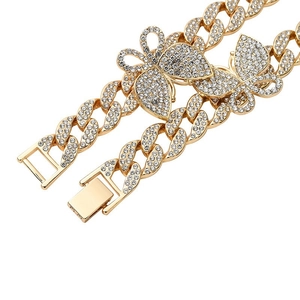 Massive goldene Cuban-Link-Kette mit zwei Schmetterlingsanhängern und funkelnden Strass