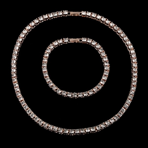 Détail de l'ensemble collier et bracelet tennis en or rose avec zircons carrés