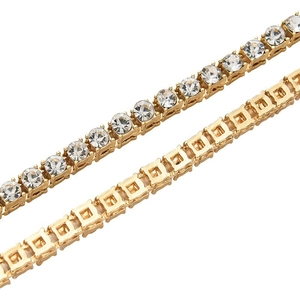 Détail du collier tennis doré 5mm avec pierres de zircone et sertissage carré au dos