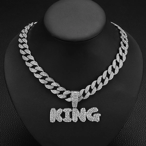 Vue détaillée du pendentif KING argenté avec cristaux sur une chaîne cubaine glacée