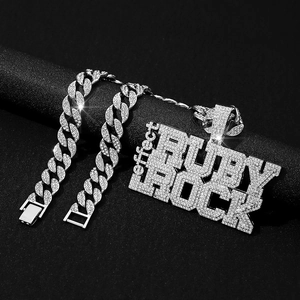 Collana a maglia cubana con ciondolo a lettere Ruby Rock su base strutturata nera