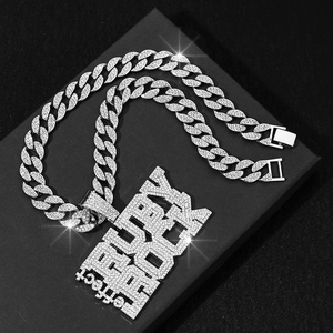 Dettaglio catena cubana hip-hop argento con pendente BABY ROCK e zirconi lucidi