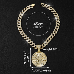 Détails macro du pendentif signe dollar serti et de la chaîne cubaine avec dimensions