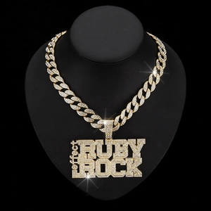 Collana a catena cubana dorata con ciondolo Ruby Rock tempestato di strass scintillanti