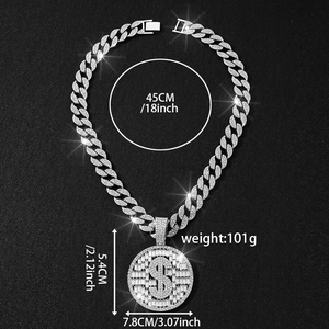 Détail de la chaîne cubaine hip-hop argentée avec grand pendentif signe dollar serti