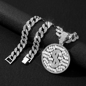 Détail du pendentif signe dollar argenté serti de strass avec chaîne cubaine brillante