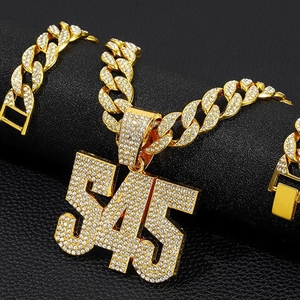 Parure hip-hop avec chaîne cubaine dorée et pendentif 545 serti de strass brillants