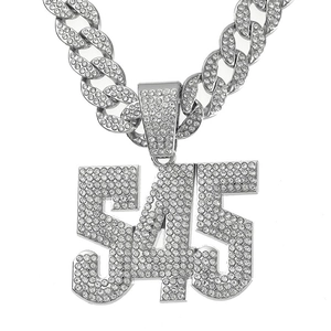 Collier chaîne cubaine argentée hip hop avec pendentif numéro 545 serti de strass