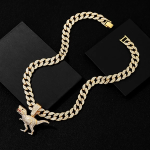 Detail der Hip-Hop-Dinosaurier-Halskette mit glänzenden Strasssteinen und goldener Kette