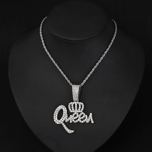 Dettaglio della collana con pendente Queen in argento con corona ghiacciata e catena a corda