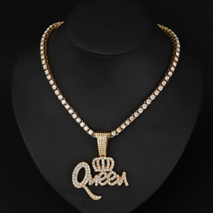 Collana dorata Queen con pendente corona e catena tennis su espositore per gioielli